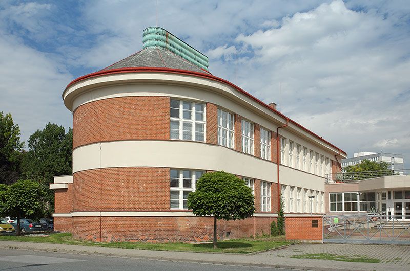 Fotka budovy školy