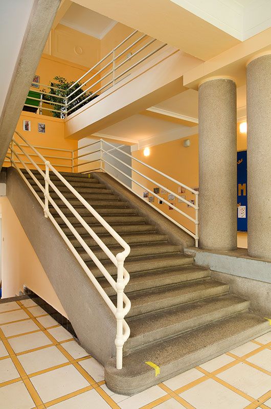 Fotka interiéru školy, detail na schodiště.